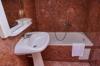 Отель Bucharest Downtown Inn Бухарест Двухместный номер эконом-класса с 1 кроватью-10